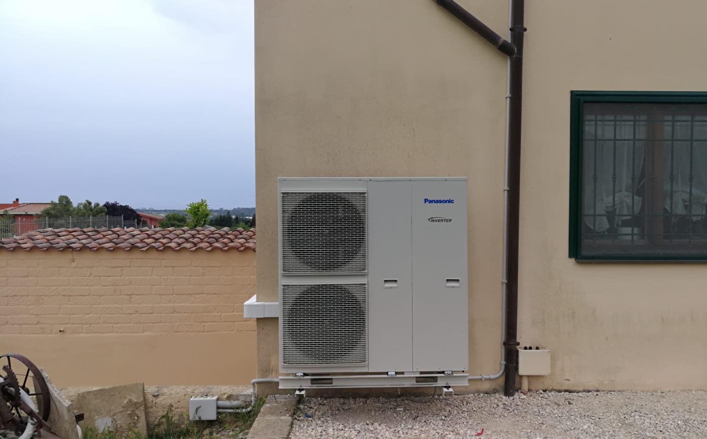 Pompa-di-calore-idronica-12kWt-associata-a-fotovoltaico-da 6kW- Nonsoloenergia Srl